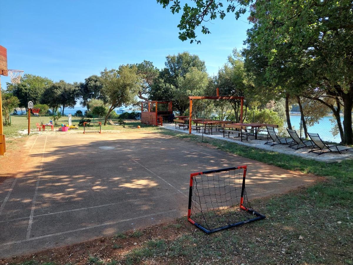 Grand Veles Camp Hotel Banjole Bagian luar foto