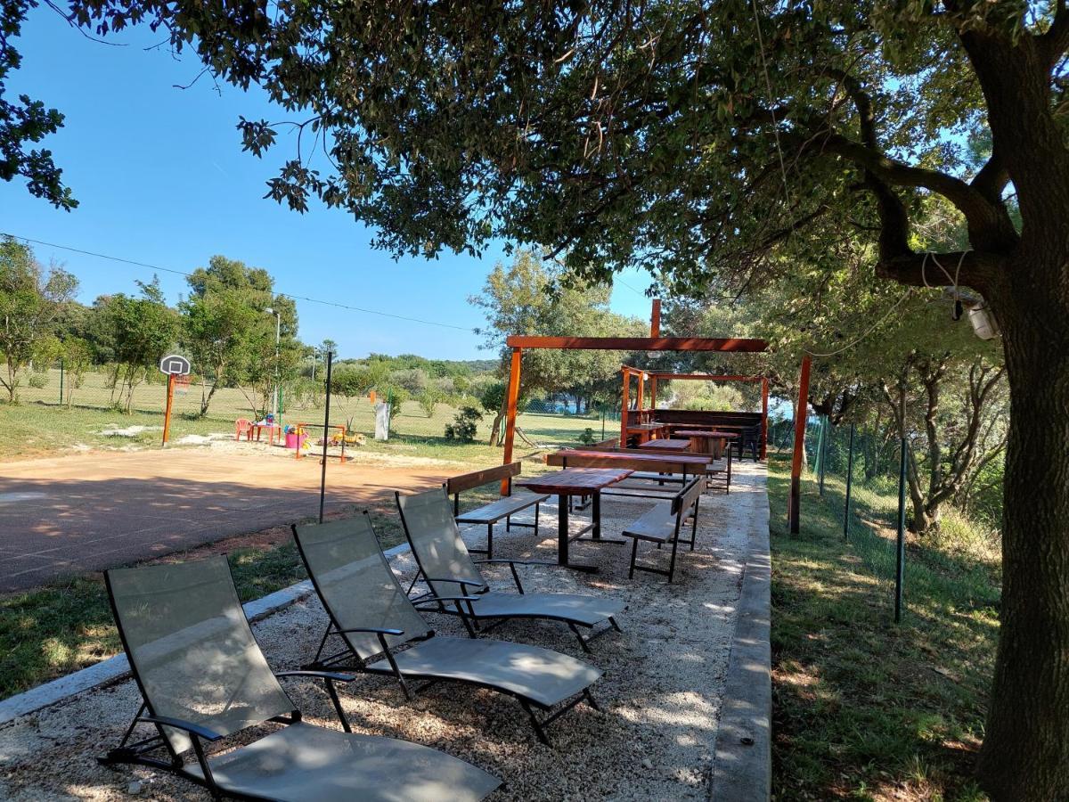 Grand Veles Camp Hotel Banjole Bagian luar foto